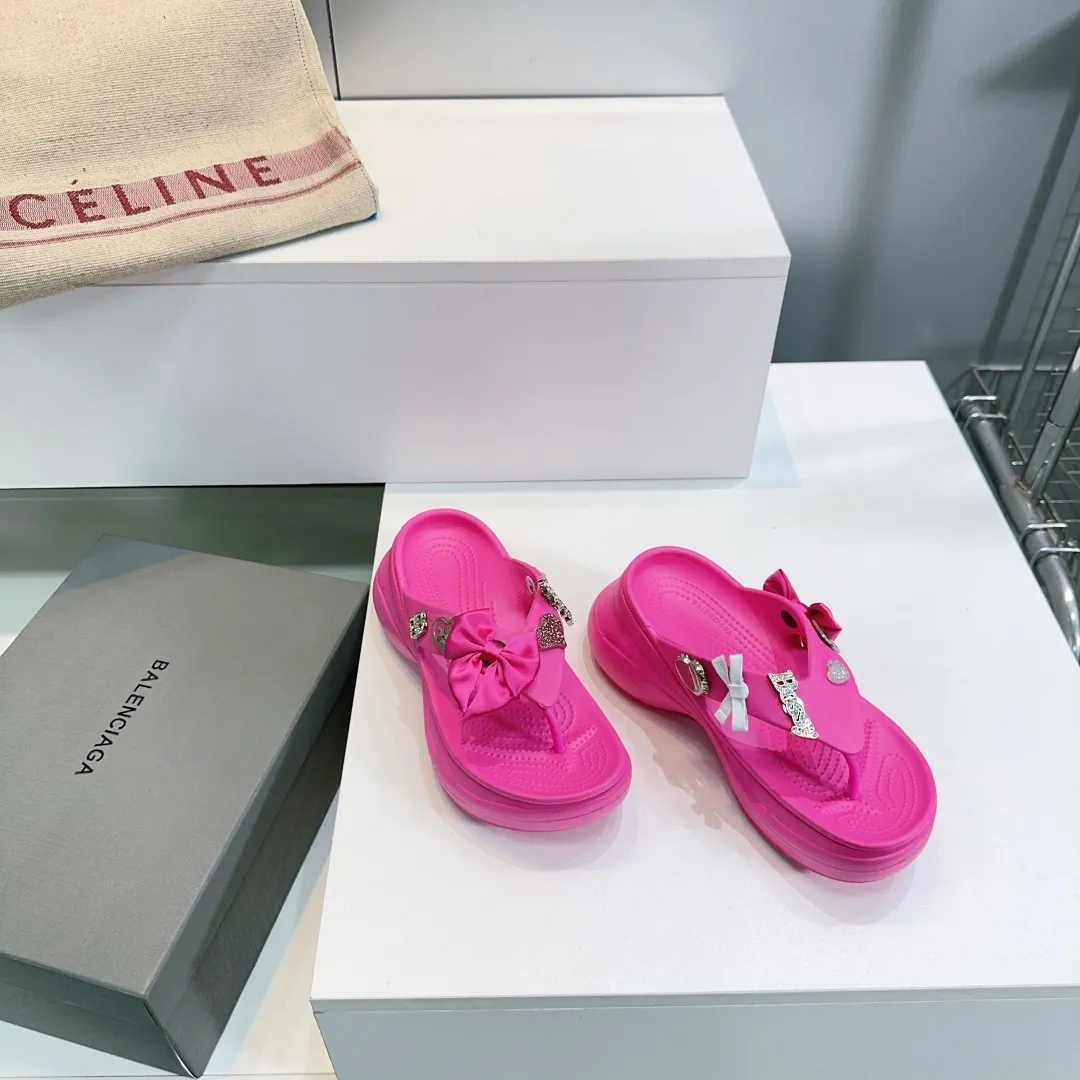 👟👟Ex-factory price 440👟👟 Top quality🔥Balenciaga 25 spring and summer latest thick-soled rubber jelly shoes flip-flops! 25 new spring dark horse items, fashion bloggers at home and abroad have put on foot shows, popular on social platforms at home and abroad, fashionistas must buy, various Parisian elements hardware buckle DIY, highly brand recognition All hardware is re-engraved and made with heavy gold molds Ingenious craftsmanship, accurately restoring every detail Original open-mold EVA rubber and plastic one-piece outsole Super light on the foot, a proper height-increasing artifact with an outsole height of 6cm Original full set of packaging Code number: 35-42 (40, 41, 42 are non-refundable) with original packaging